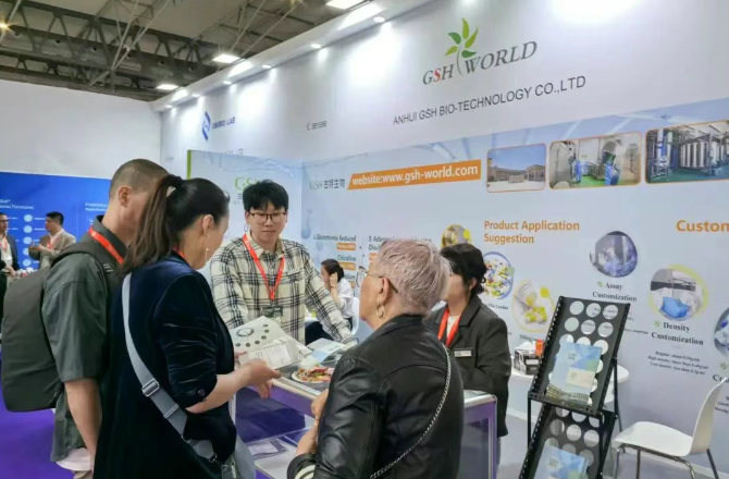 展會(huì)現(xiàn)場(chǎng)為客戶介紹公司產(chǎn)品